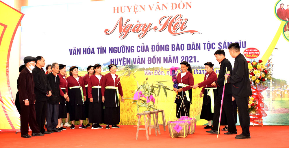 Các nghệ nhân dân gian Việt Nam và các thành viên trong CLB Hát Soọng cô xã Bình Dân biểu diễn trong Ngày hội văn hóa tín ngưỡng của đồng bào dân tộc Sán Dìu huyện Vân Đồn năm 2021