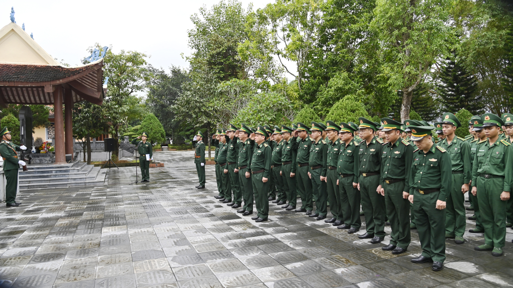 Đoàn công tác Học viên Biên phòng và Bộ chỉ huy BĐBP tỉnh dâng hương, dâng hoa các anh hùng liệt sĩ.