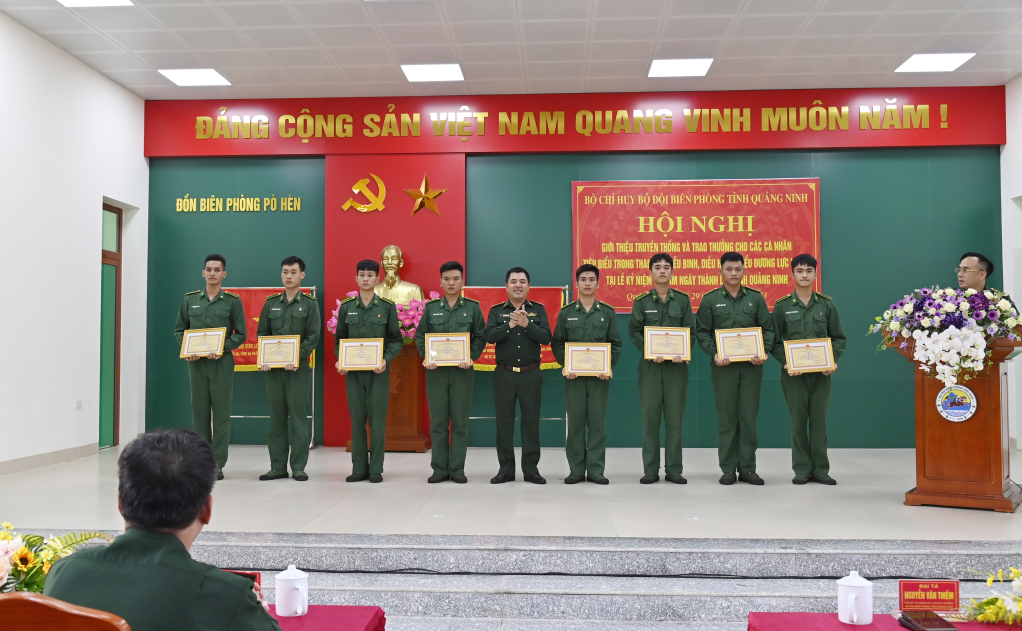 Bộ chỉ huy BĐBP tỉnh Quảng Ninh tặng giấy khen cho các đồng chí học viên có thành tích xuất sắc