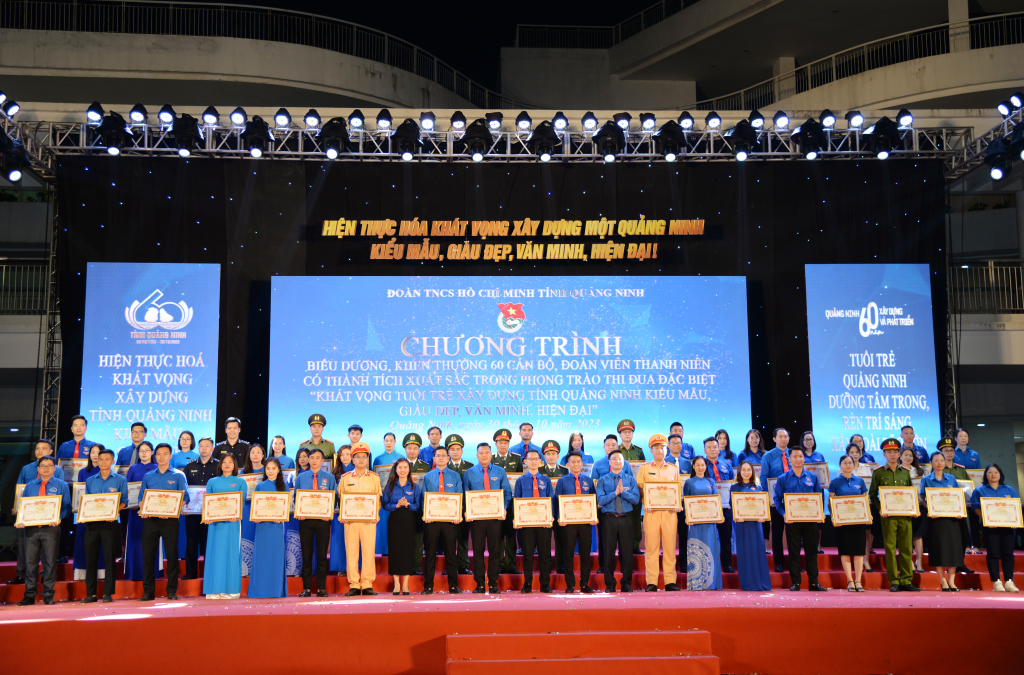 Lãnh đạo Tỉnh đoàn tặng giấy khen cho 60 cá nhân tiêu biểu trong thực hiện phong trào thi đua 