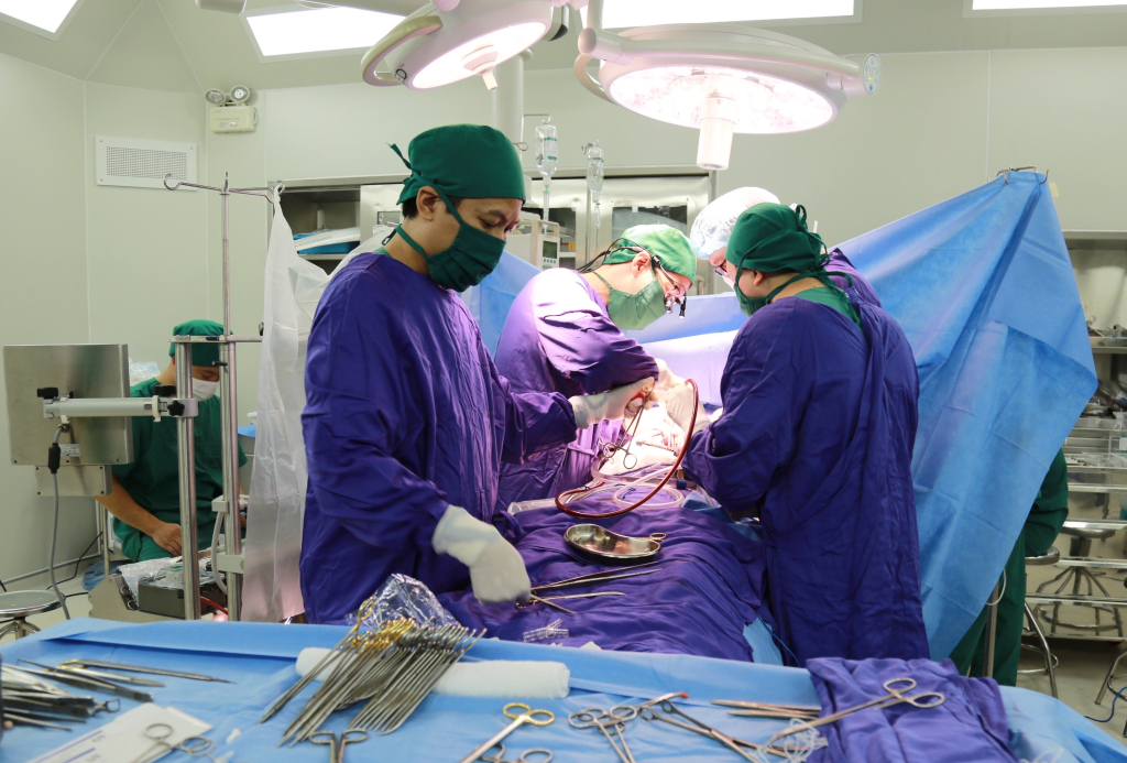 Kíp mổ tim hở cho bệnh nhân G. đúng dịp lễ trọng đại của tỉnh.
