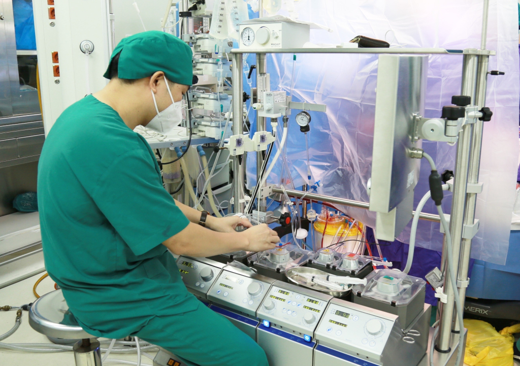 Kíp theo dõi hệ thống tuần hoàn ngoài cơ thể phối hợp nhịp nhàng, chính xác với kíp phẫu thuật để đảm bảo ca mổ tim diễn ra an toàn.