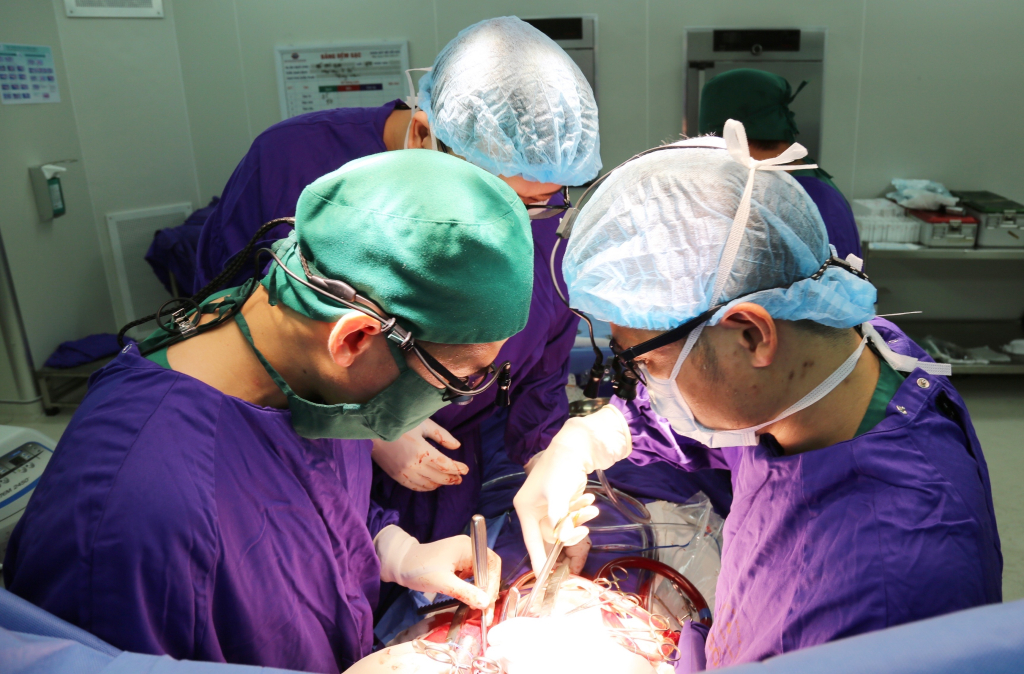 Kíp phẫu thuật tim hở thực hiện thay van tim cho bệnh nhân.