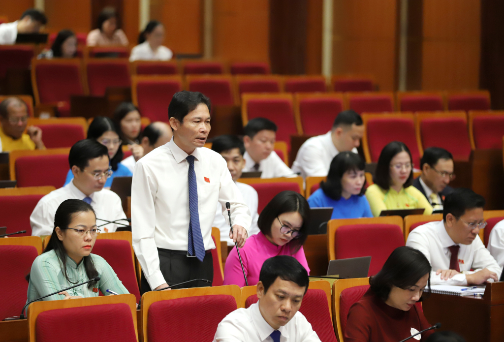 Đại biểu Hồ Văn Vịnh, Bí thư Thị ủy Quảng Yên, Tổ đại biểu TX Quảng Yên, phát biểu tại kỳ họp.