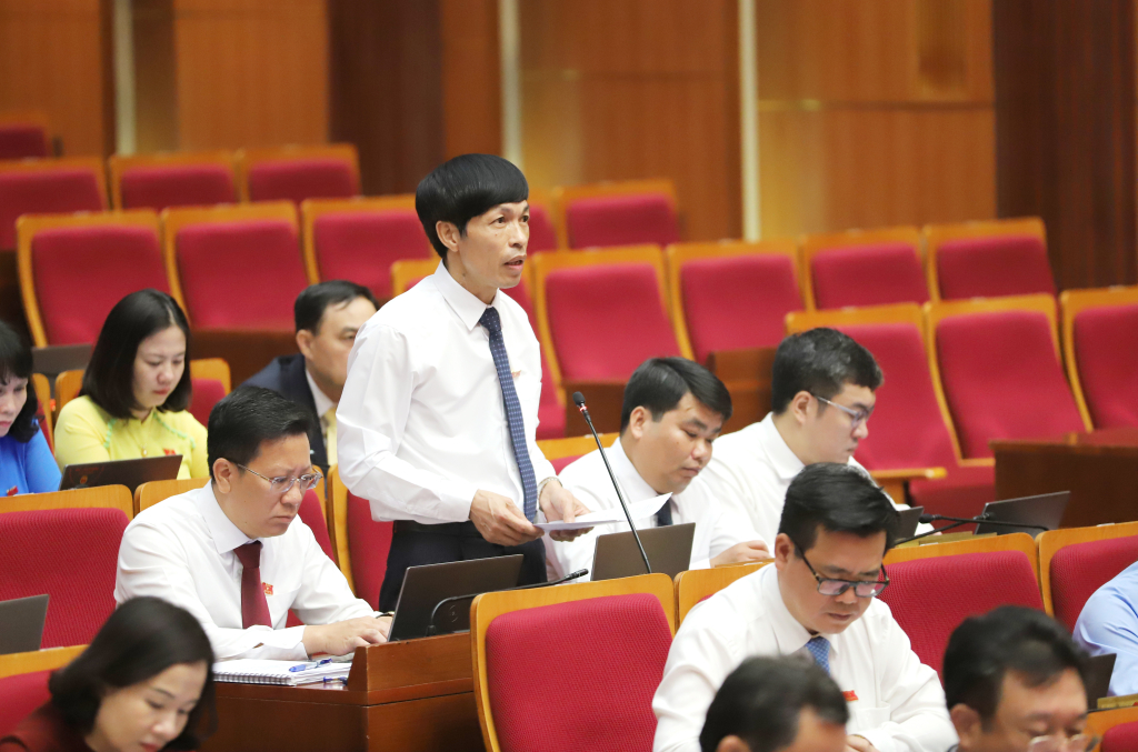 Đại biểu Tô Văn Hải, Phó Bí thư Thường trực Huyện ủy, Chủ tịch HĐND huyện Vân Đồn, phát biểu tại kỳ họp.