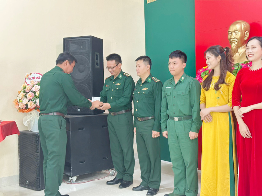 Lãnh đạo Đồn biên phòng cửa khẩu cảng Vạn Gia biểu dương các học tập tiếng Trung (Ảnh do đơn vị cung cấp)) viên đạt thành tích xuất sắc trong học tập tiếng Trung.