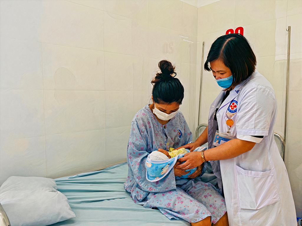 Bác sĩ Trung tâm Y tế huyện Tiên Yên khám sức khỏe cho sản phụ và trẻ sau sinh.