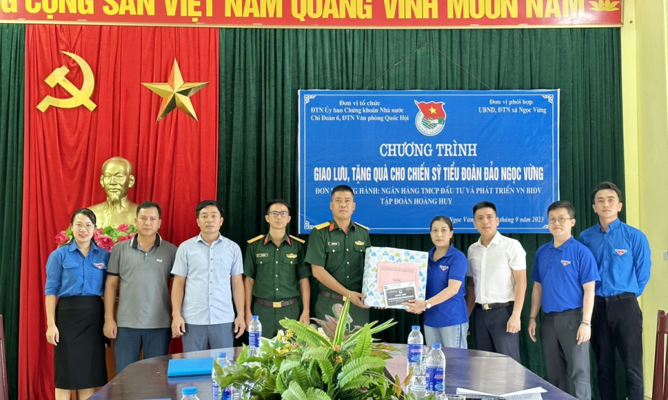 Tặng quà cho cán bộ chiến sĩ và nhân dân xã đảo Ngọc Vừng