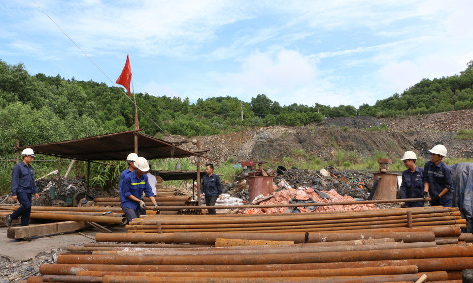 Những người tìm nguồn “vàng đen” trong lòng đất
