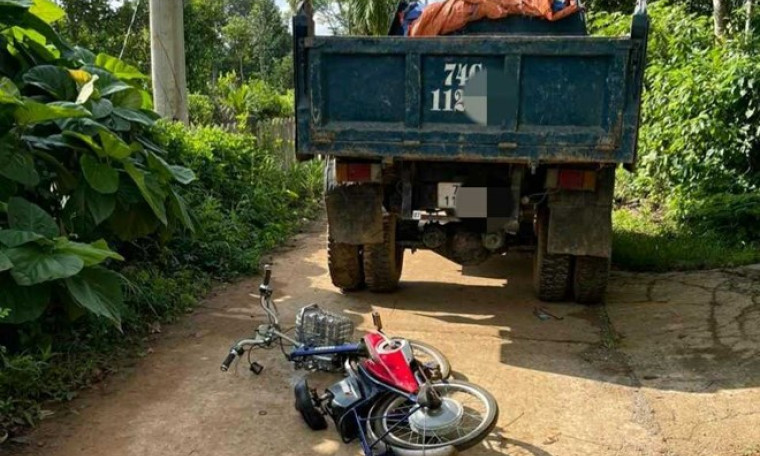 Lái xe đạp điện chở em đến trường, chị gái 11 tuổi tử vong thương tâm
