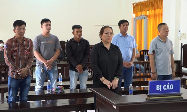 Nhóm người đưa xe cuốc vào phá sập 3 căn nhà dân ở Phú Quốc lĩnh án tù