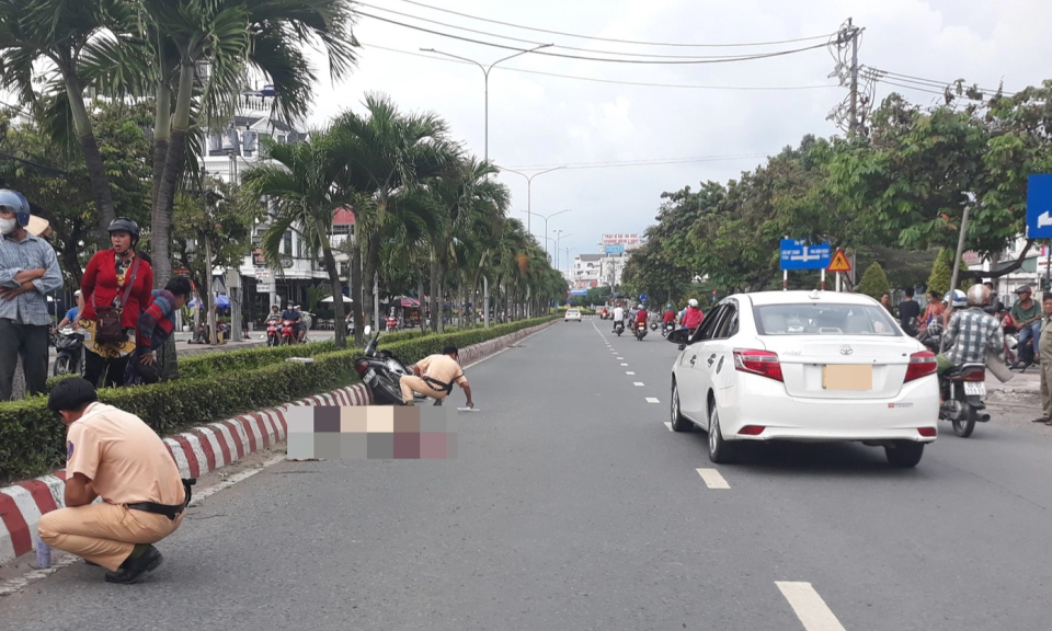 Người đàn ông tử vong tại chỗ sau khi tự đâm vào dải phân cách