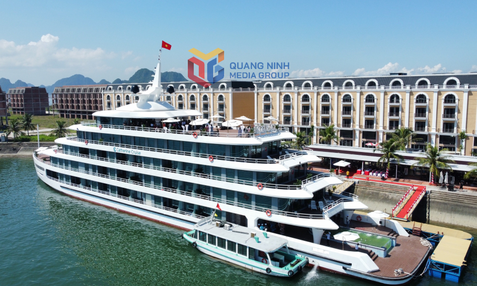 六星级凯瑟琳邮轮在下龙湾运营