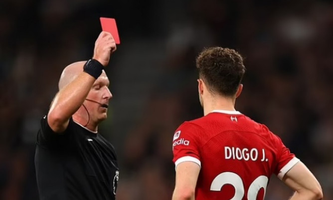 Án phạt đổ xuống đầu Liverpool