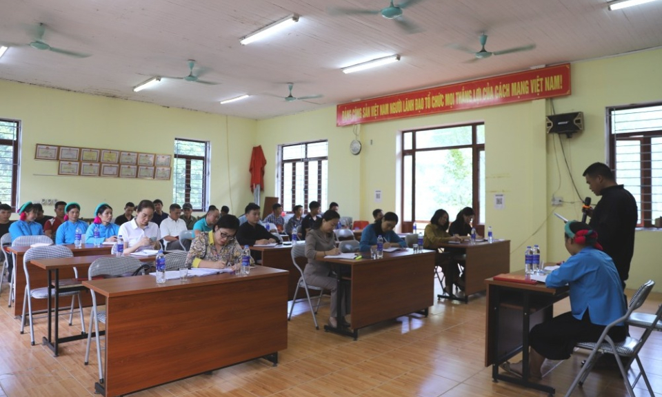 Đồng chí Vi Ngọc Bích dự sinh hoạt Chi bộ thôn Nà Ếch, xã Húc Động (huyện Bình Liêu)