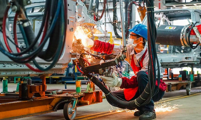 Thận trọng trước các thách thức bên ngoài