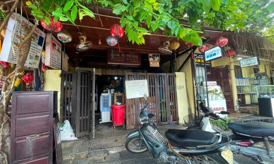 Tiệm bánh mì Phượng bị phạt 96 triệu, đóng cửa 3 tháng vì làm 313 người ngộ độc