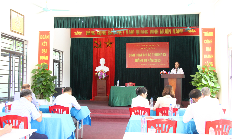 Đồng chí Bùi Văn Khắng, Ủy viên Ban Thường vụ Tỉnh ủy, Phó Chủ tịch UBND tỉnh, dự sinh hoạt chi bộ tại TX Quảng Yên