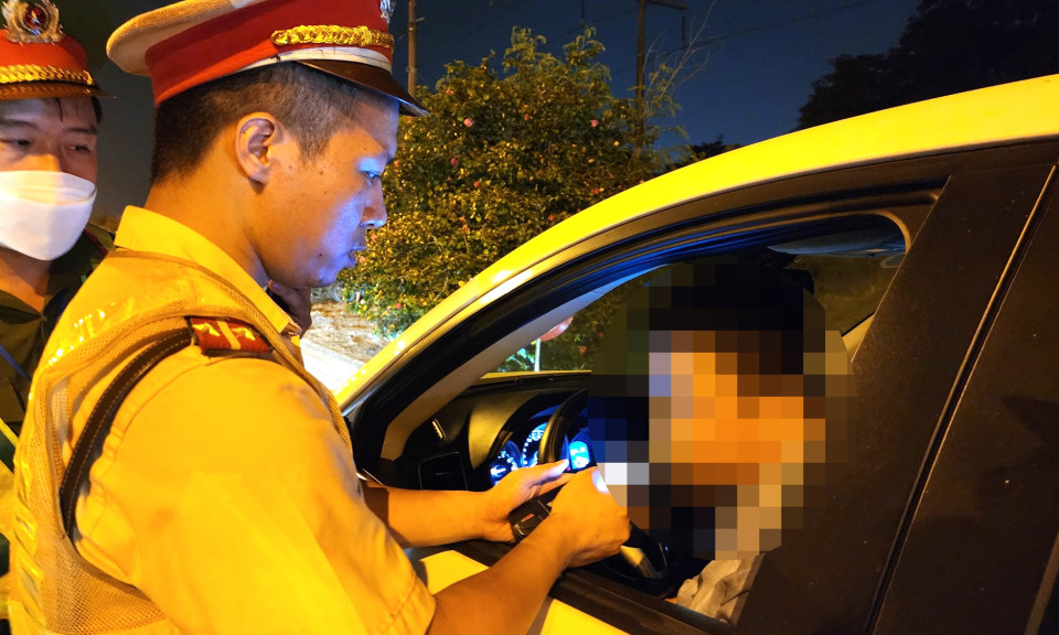 Vi phạm nồng độ cồn, tài xế ô tô xin không giữ xe vì sợ vợ mắng