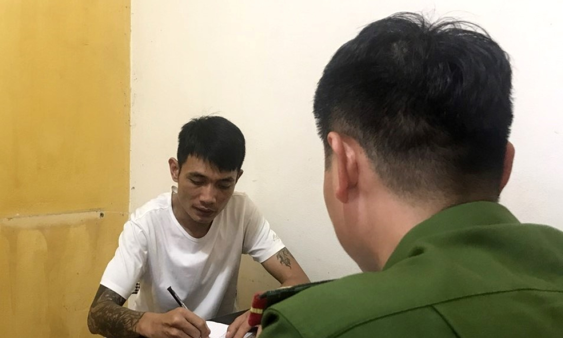 Đầu thú sau hơn 1 năm trốn truy nã vì cố ý gây thương tích