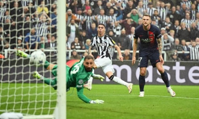 Newcastle thắng PSG, lên đỉnh bảng Champions League