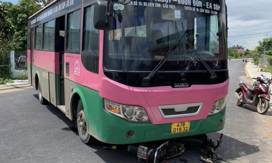 Xe buýt cuốn xe máy vào gầm khiến người chồng tử vong, vợ bị thương