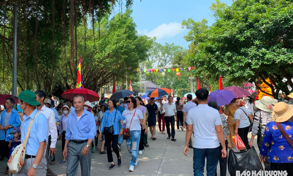 Lượng khách đến di tích Côn Sơn - Kiếp Bạc tăng 35%