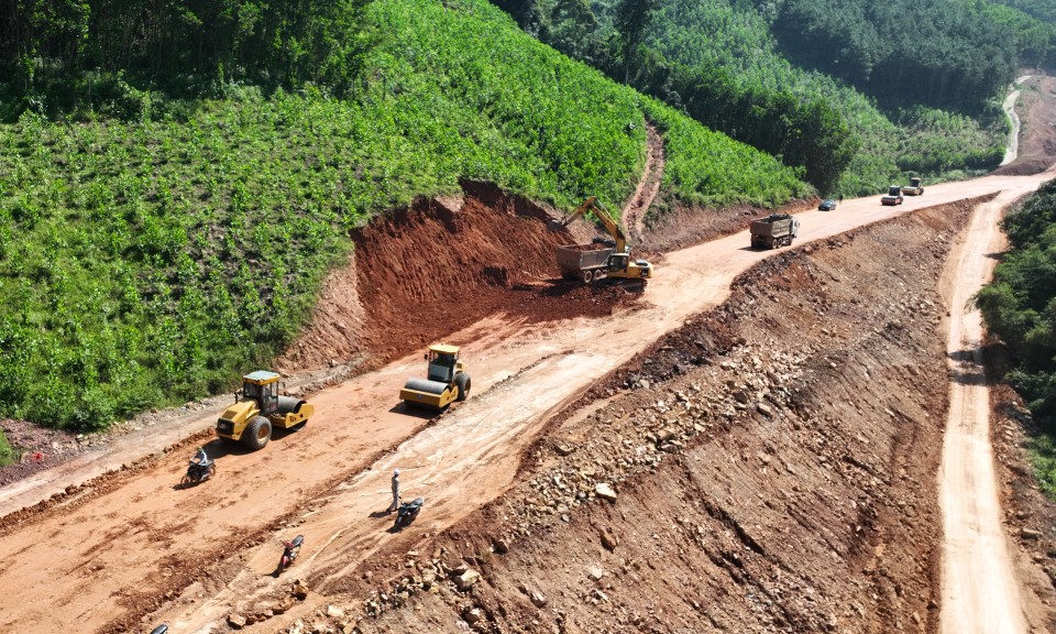 Trên công trường thi công đường tỉnh 342 