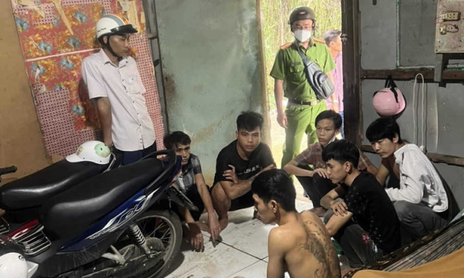Phá điểm tụ tập sử dụng ma túy đá, bắt 7 đối tượng 