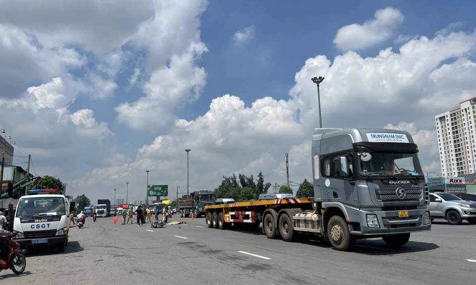 Bình Dương: Xe đầu kéo va chạm xe máy, người đàn ông tử vong tại chỗ