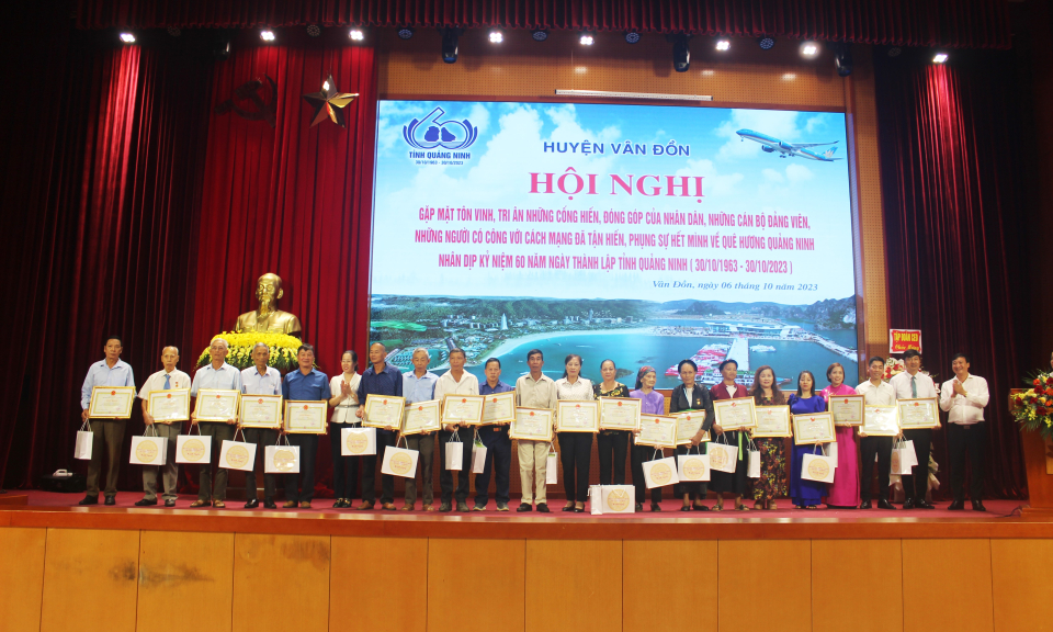 Vân Đồn: Tôn vinh tập thể, cá nhân có nhiều đóng góp xây dựng Quảng Ninh