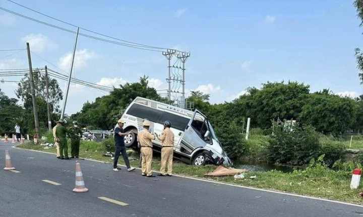 Ô tô 16 chỗ đâm liên hoàn khiến 2 người thương vong ở Hải Phòng