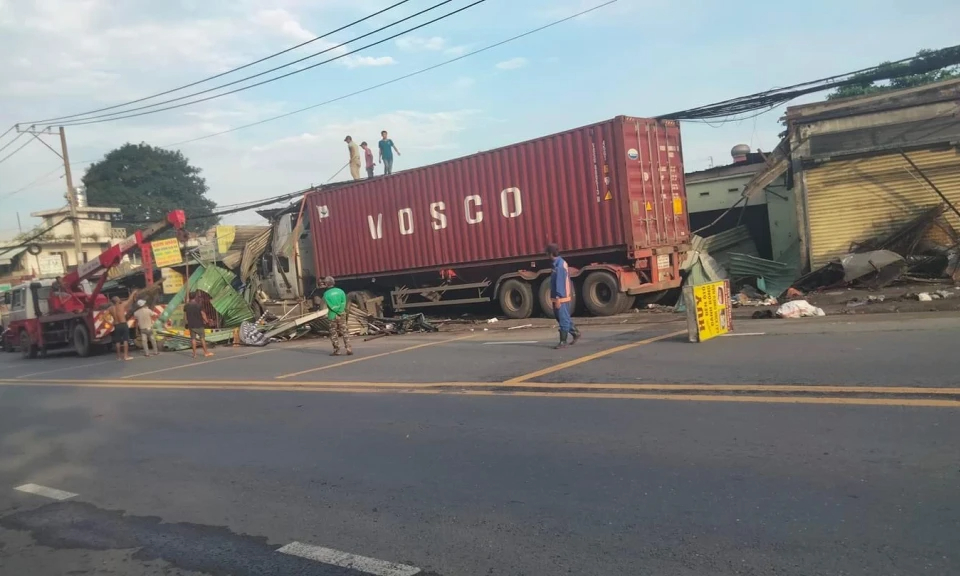 Tài xế ngủ gục, xe container tông loạt ki ốt ở TP.HCM