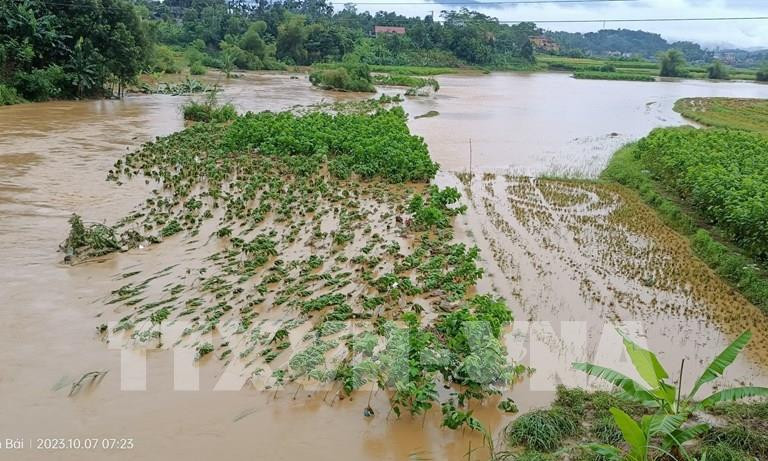 Mưa lớn gây thiệt hại tại Yên Bái, tạm dừng chạy tàu tuyến Hà Nội - Lào Cai
