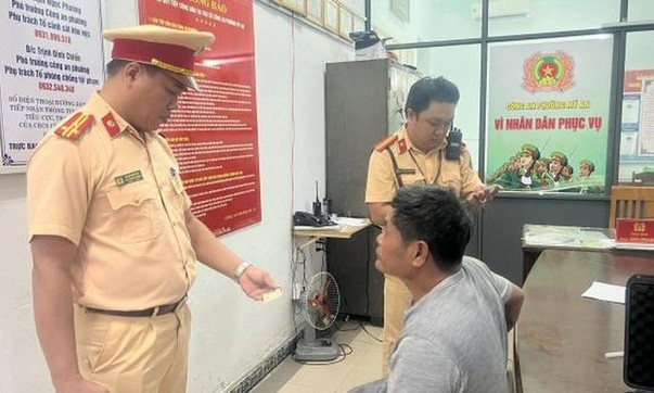 Ô tô tải hết kiểm định, tài xế tông văng xe CSGT để bỏ chạy