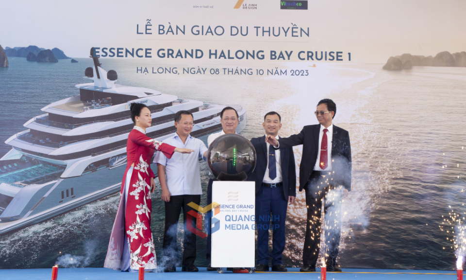 Bàn giao “siêu” du thuyền nghỉ đêm lớn nhất trên Vịnh Hạ Long