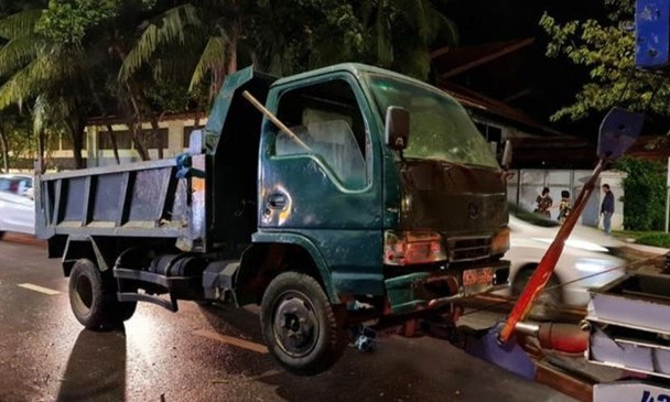 Lái xe tải hết hạn lưu hành, tài xế bỏ chạy khi nghe hiệu lệnh CSGT