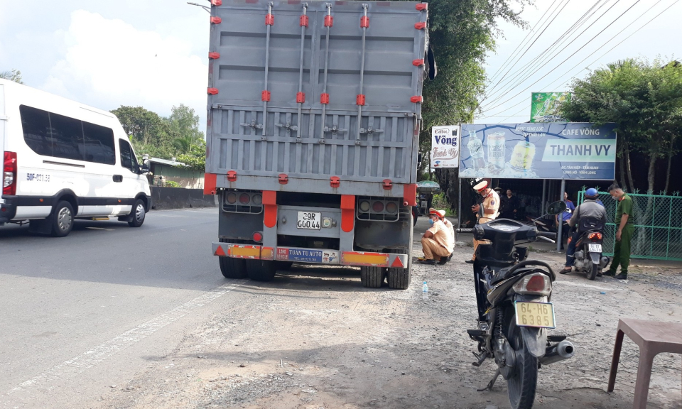 Người đàn ông tử vong tại chỗ sau va chạm xe đầu kéo