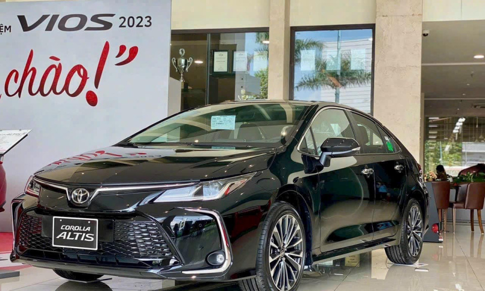 Ảnh thực tế Toyota Corolla Altis 2023 tại đại lý: ‘Lột xác’ về thiết kế, có trang bị độc nhất phân khúc