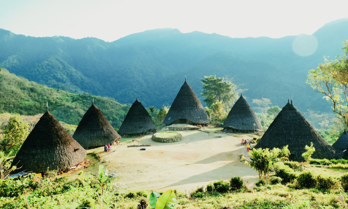 Khám phá làng cổ hình chóp biệt lập giữa núi rừng ở Indonesia