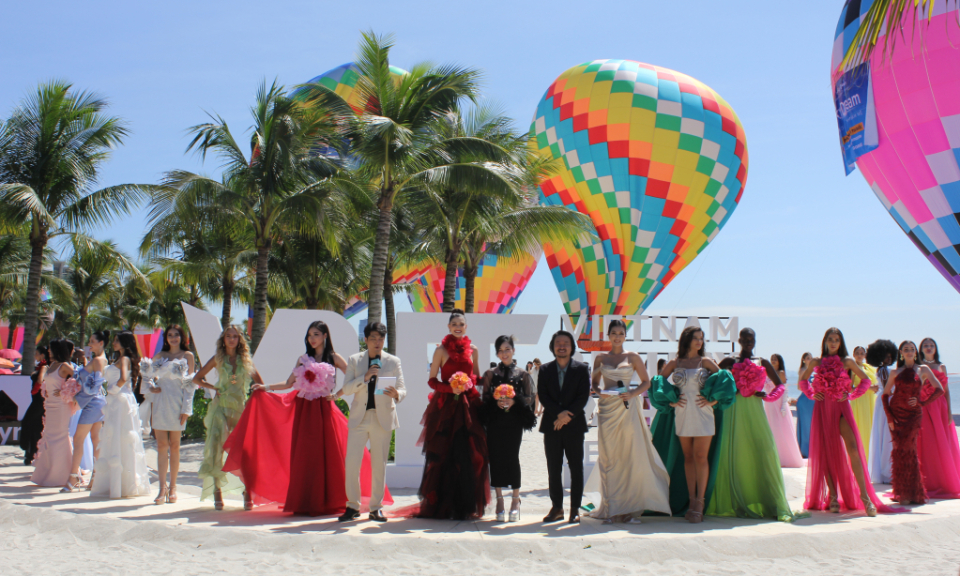 75 finalists of Miss Grand International 2023 shine on the stage close to Ha Long Bay