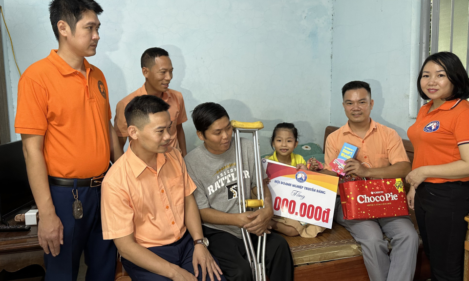 Tặng quà cho học sinh có hoàn cảnh khó khăn tại TP Hạ Long