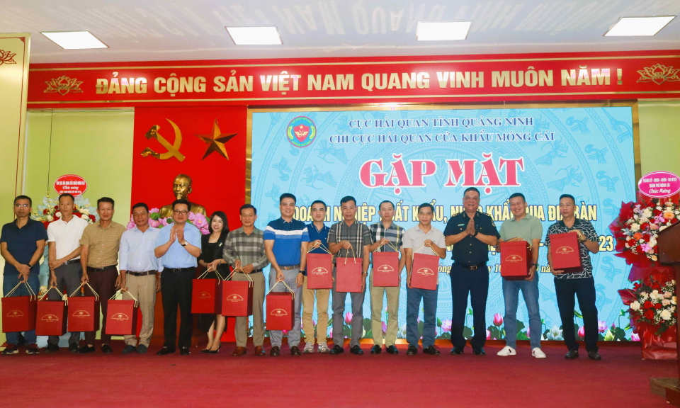 Gặp gỡ các doanh nghiệp xuất, nhập khẩu qua địa bàn TP Móng Cái