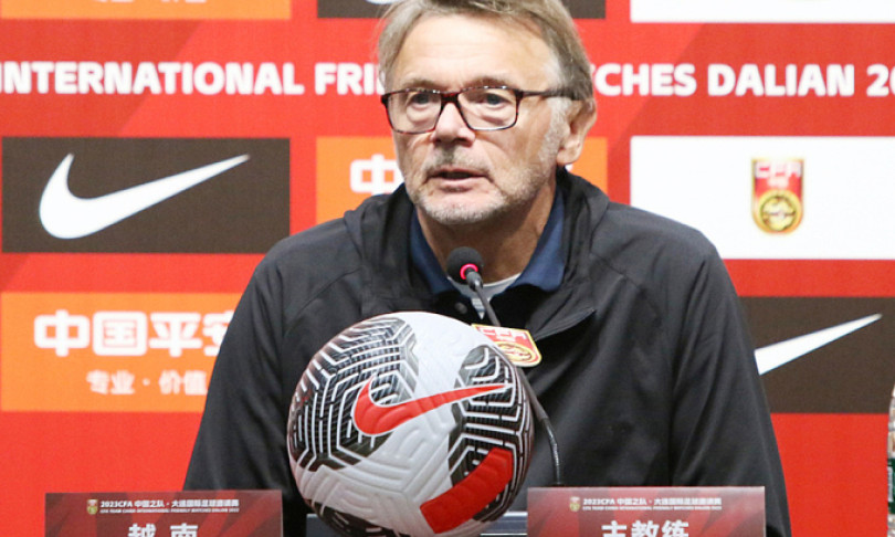 HLV Troussier: 'Thua Trung Quốc vì thể lực sa sút'