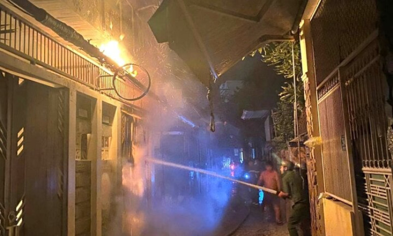 Cháy nhà 3 tầng lúc rạng sáng, 2 cháu bé tử vong
