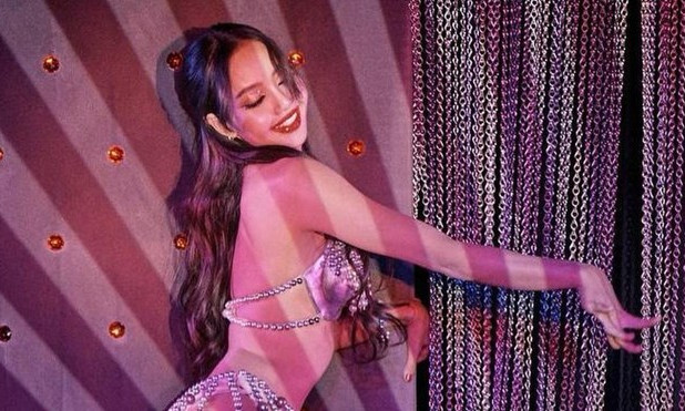 Lisa mất điểm sau khi thoát y ở hộp đêm khét tiếng Paris