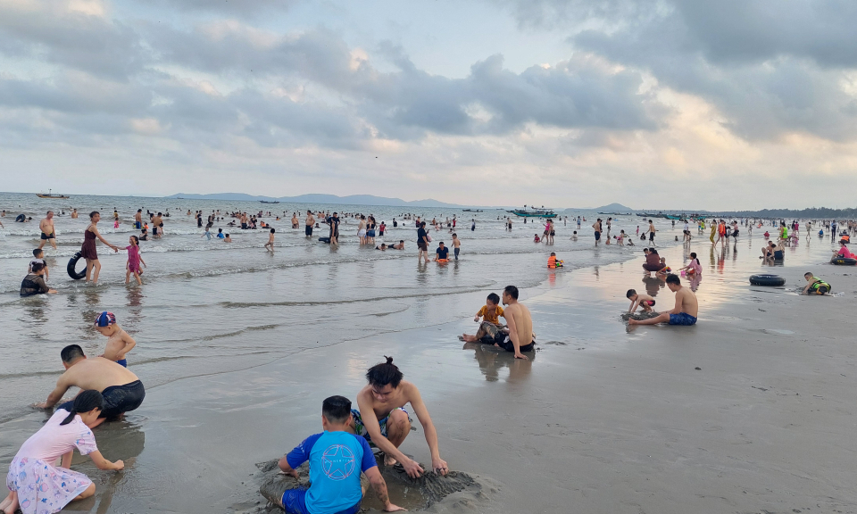 Khởi sắc du lịch thành phố vùng biên
