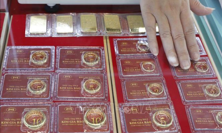 Sáng 12/10, giá vàng giao dịch trên mốc 70 triệu đồng/lượng
