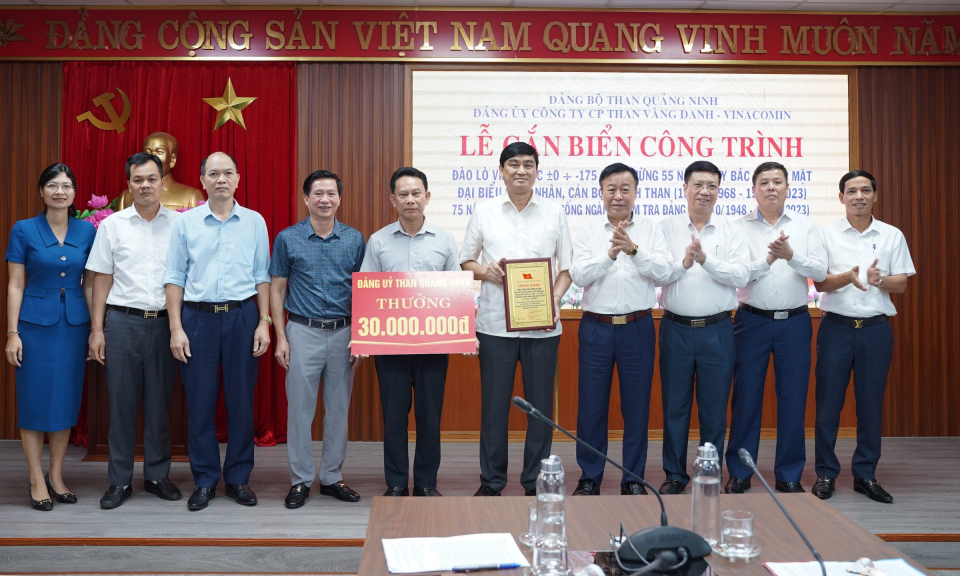 Gắn biển công trình đào lò cơ giới hóa vận chuyển dự án Giếng Vàng Danh