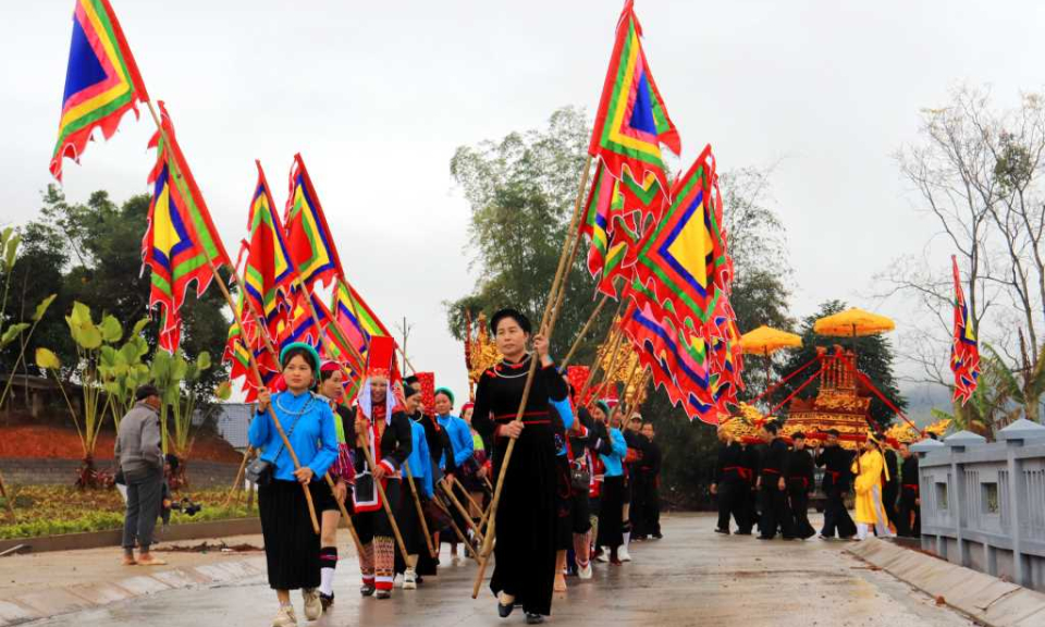 Coi trọng phát triển văn hóa, con người Quảng Ninh